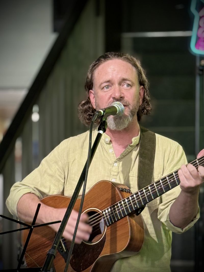 Seán Lightholder performing at Art Freak